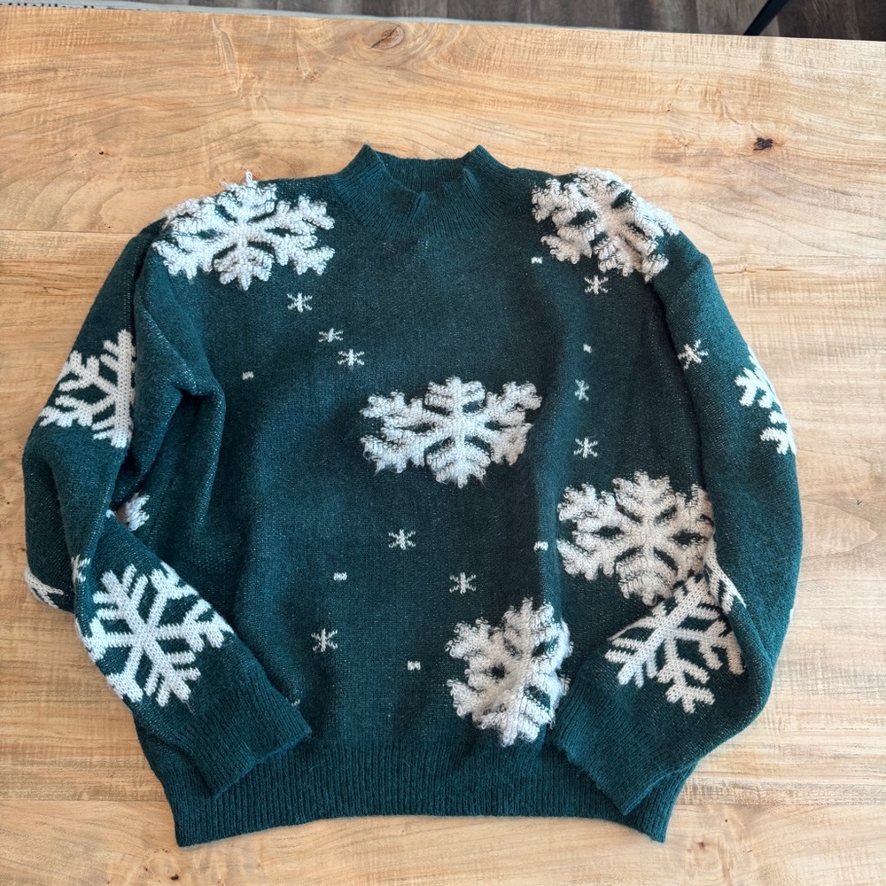 MOD Boutique green snowflake sweater size medium, polyester ,winter